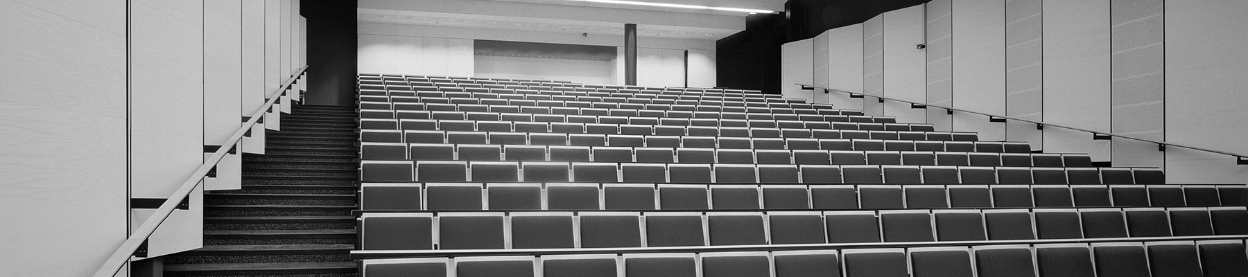 Mustavalkoinen auditorio.
